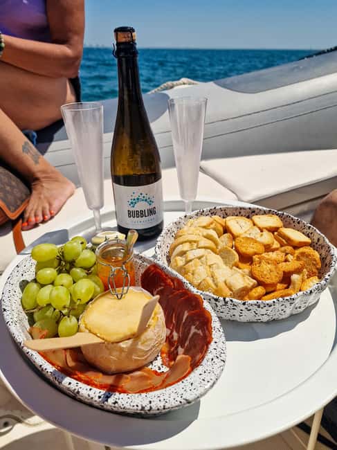 Arrábida: Boat Tour Experience / Lisbon Transfer available - From Setúbal onto the water: the first payoff