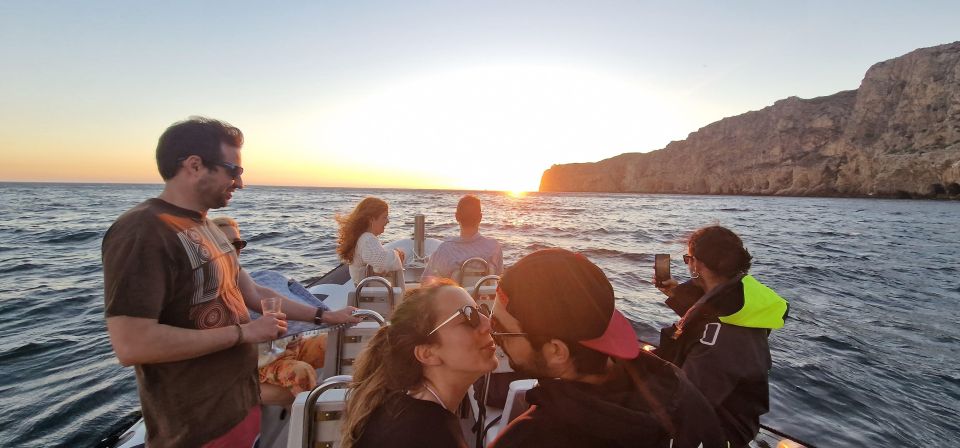 Arrábida Natural Park/Sesimbra: Sunset on Board with drinks - The first cruising stretch: Praia da Mijona and marine-life chances