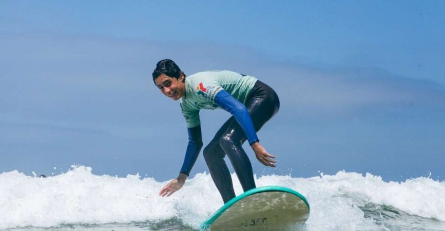 Aulas de Surf/Surf Lesson - Lisboa - The real 2-hour schedule: theory, warm-up, surf, stretches