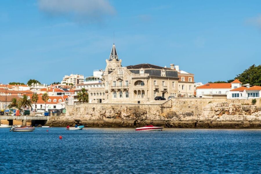 Boat tour: charming Cascais Coast to Lisbon lighthouse - The Tagus River shift: when the scenery changes gear