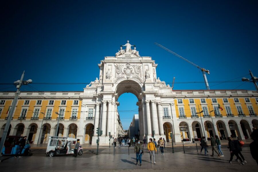 Burguês: Lisbon City Center Private Tuk Tuk Tour - Estrela Basilica and Park: The Grand Finish (and a Place to Sit)