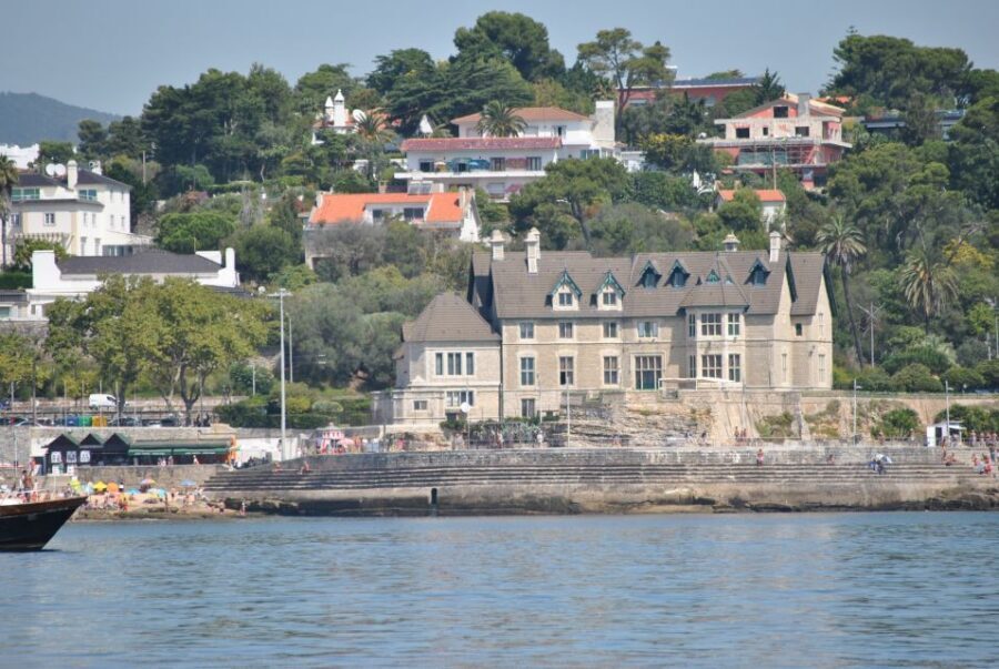 Cascais: Sailing Tour with Drink - Drinks and Crew: Small Details That Set the Mood