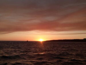Cascais: Sunset Boat Trip with Welcome Drinks - How the 1.5-hour cruise keeps the best parts in view