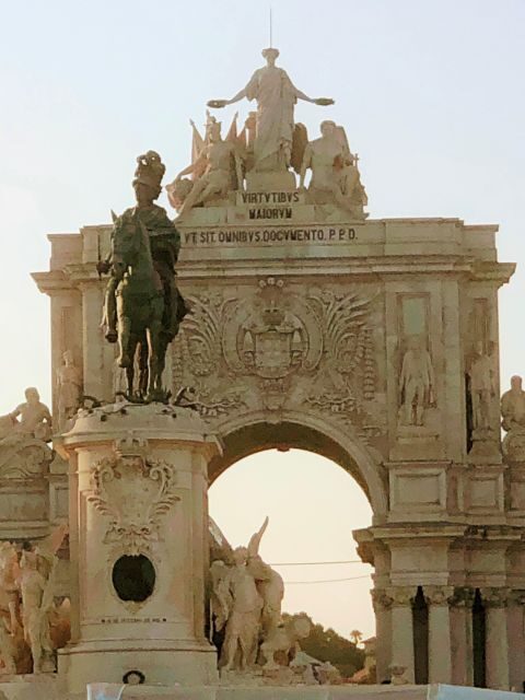Chaparru's Tours_Lisbon:2-hour sightseeing tour by TukTuk - 360-degree Photo Angles: the best way to beat Lisbon’s tricky viewpoints