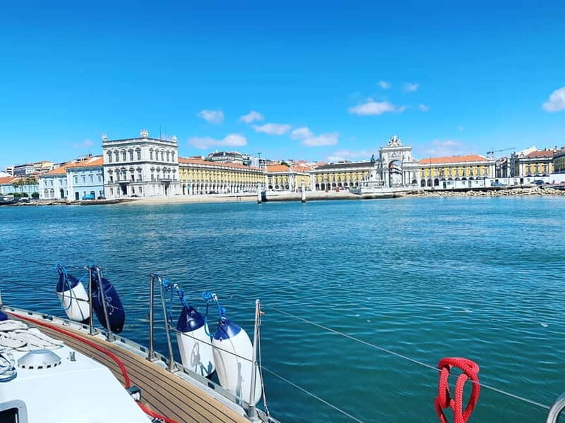 Cultural Sailing Tour in Lisbon - Public vs private: what changes on a boat this size?