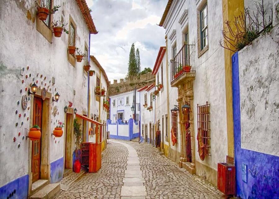 De Lisboa: Óbidos & Nazaré Giant Waves, Ginja & Small Group - Óbidos castle walls and ginjinha: the morning that feels like Portugal