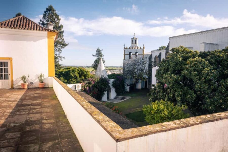 Évora: Flexible Walking Tour in Historic Center - Porta Velha da Lagoa to the ancient walls: where the walk finds its rhythm
