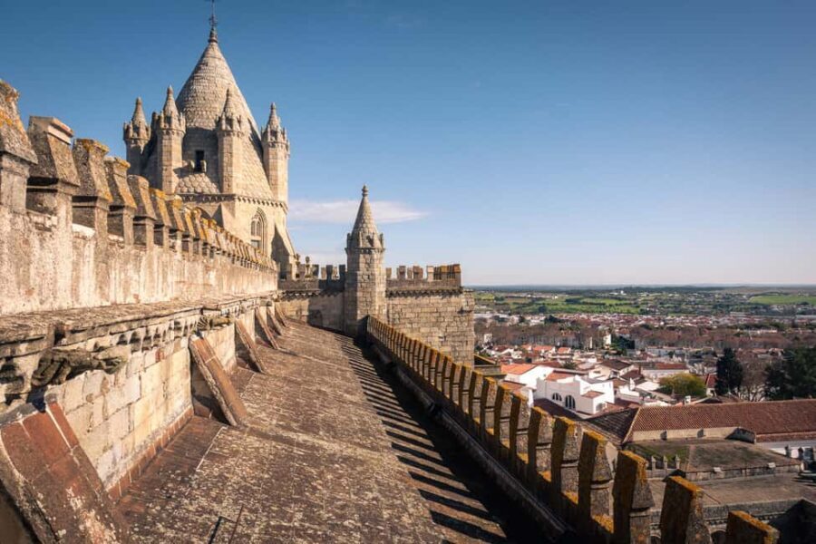 Évora: Flexible Walking Tour in Historic Center - Praça de Sertório: the Roman baths hidden inside the Town Hall