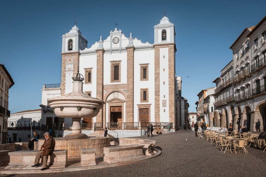 Évora: Flexible Walking Tour in Historic Center - University area: Espírito Santo College and the feeling of a campus in the old town