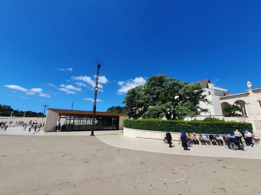 From Lisboa: Fatima, Nazare, Obidos & Batalha Full Day Tour - Nazaré’s Fishing Town Charm and the Praia do Norte Factor
