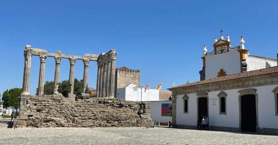 From Lisbon: Évora, Chapel of Bones, & Roman Temple Tour - Praça do Giraldo: where you can actually breathe and plan lunch
