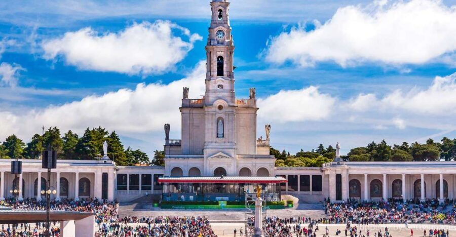 From Lisbon: Fatima, Nazaré, Óbidos Full-Day Trip - Meeting Your Guide and the Flow of an 8-Hour Day