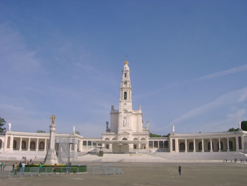 From Lisbon: Fátima Sanctuary and Batalha Monastery (UNESCO) - Free Time at Fátima: How to Use Your Hour Wisely