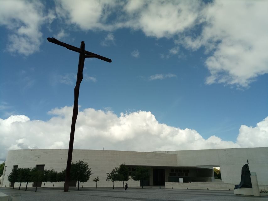 From Lisbon: Fátima Sanctuary and Batalha Monastery (UNESCO) - Lunch Break Reality: Plan for Portuguese Food, Not Included Meals