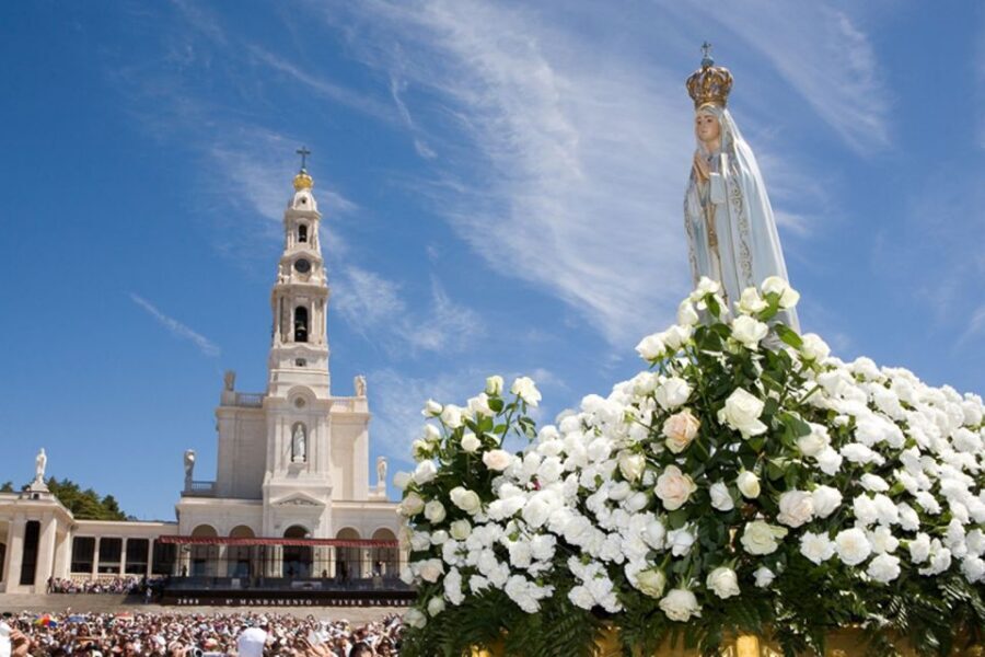 From Lisbon: Fatima Sanctuary Private Day Tour - Sanctuary Square: Seeing the Scale Before the Details