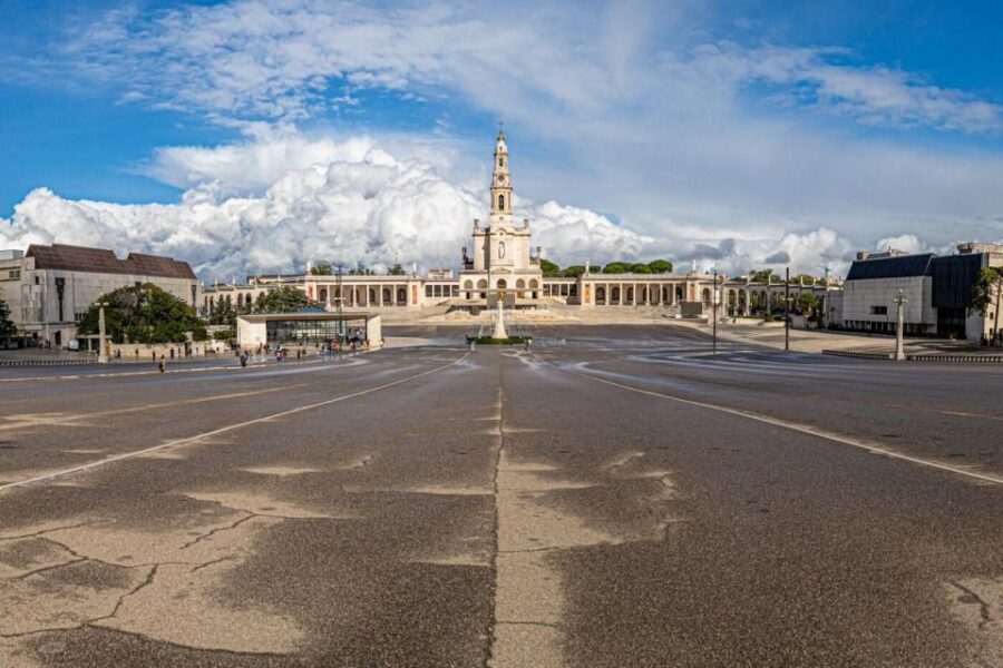 From Lisbon: Tansfer to Porto with stops until 3 cities - Coimbra: UNESCO university life plus fado flavor