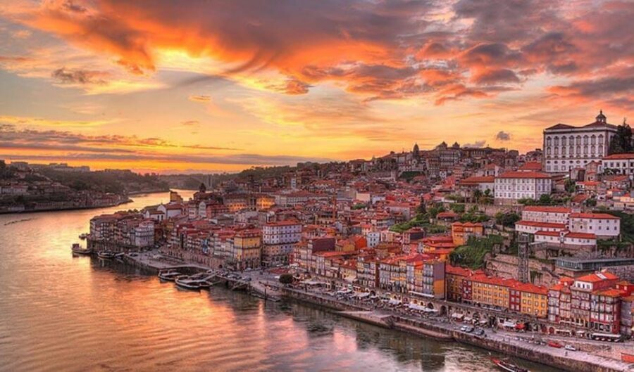 From Porto: Private Transfer to Lisbon until 3 Stops - Aveiro and the moliceiro boat: canals plus smart snacks