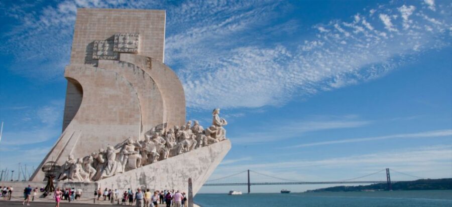 Full city of Lisbon on board of a private car - Key points at a glance