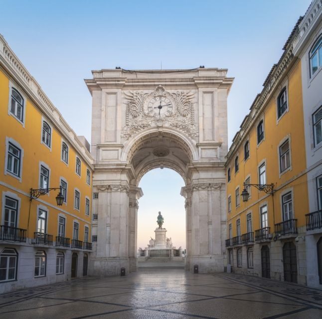 Half-Day Private Tour in Lisbon - National Pantheon of Santa Engrácia and Lisbon Cathedral: old stone, guided timing