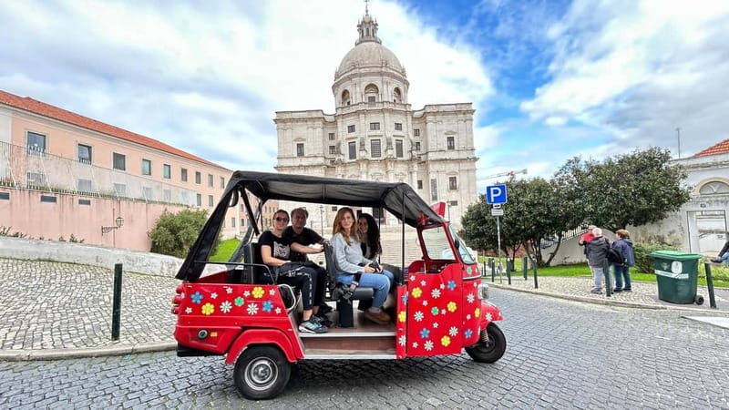 Lisboa: Tuk Tuk ride in Alfama & pick-up you at the hotel. - A vintage tuk tuk in Alfama is the point