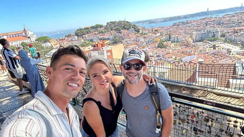 Lisboa: Tuk Tuk ride in Alfama & pick-up you at the hotel. - Meeting Wesley and the red Piaggio tuk tuk