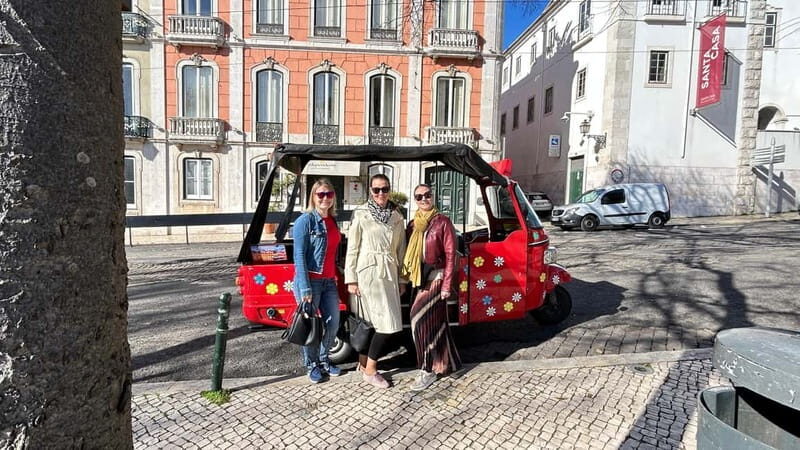 Lisboa: Tuk Tuk ride in Alfama & pick-up you at the hotel. - The food and drink break: pastry and liquor