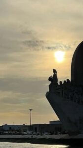 Lisboa:Sunset Sailing Tour at Tagus River with welcome drink - Hoisting Sails and Gliding Down the Tagus