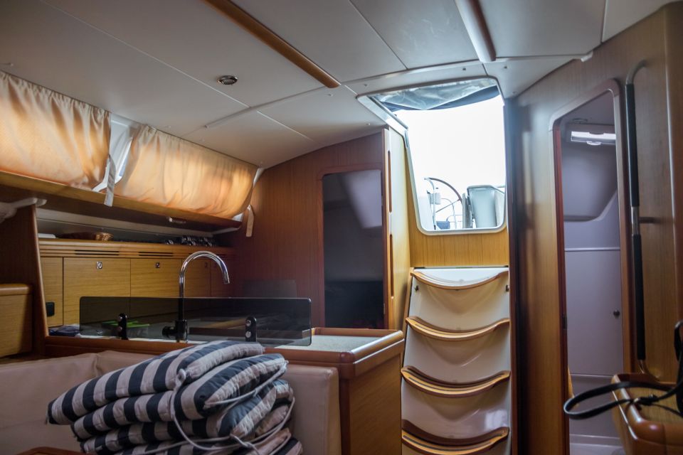 Lisbon 2-Hour Tagus River Sailing Cruise - Skipper stories vs official guiding: know what kind of tour this is