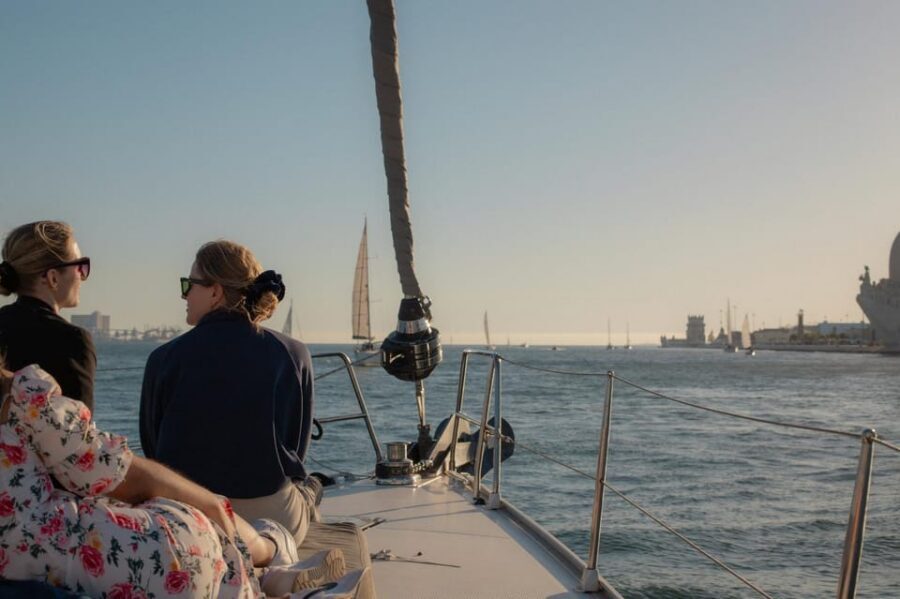 Lisbon 2 Hours Sailing Day Tour and Cruise With Drinks - Meeting at Parque Doca Alcântara Rocha and Finding the Crew