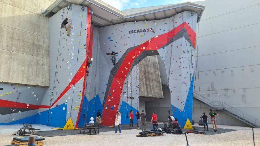 Lisbon: 25 de Abril Bridge Guided Climbing Experience - Auto-belay and bouldering: how to get value from the first climb