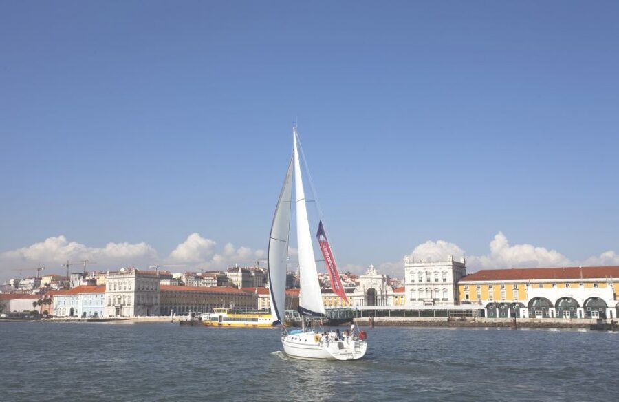 Lisbon 2H Private Tour by SAILBOAT / SAIL or POWER CATAMARAN - Timing tips: day versus night and how to handle sunset plans