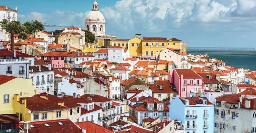 Lisbon: 3-Hour Historical Tour - Entering Lisbon’s old center with a guide you can actually ask questions