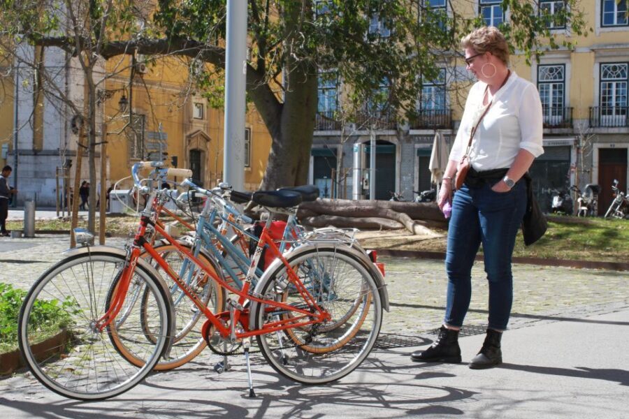 Lisbon: 3-Hour Vintage Bike Tour - The guide experience: Ethan and Carlo-style storytelling (and one caution)