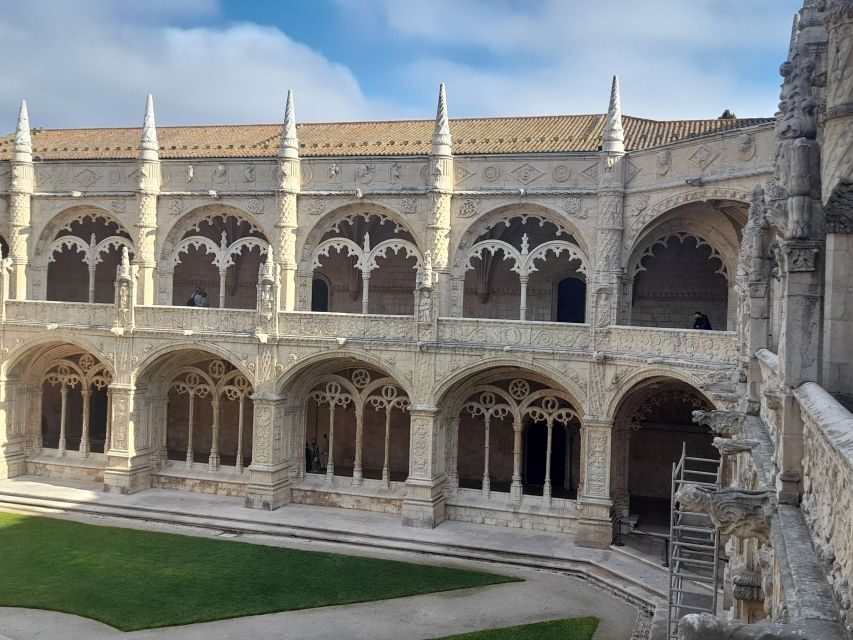 Lisbon: Belem Private Tuk-Tuk Tour for 2 hours - Guide quality and pacing: why the language options matter
