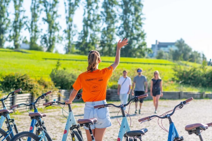 Lisbon Bike Tour: Langs de rivier van Belém naar Lissabon - Bikes, helmets, and support: comfort for all skill levels