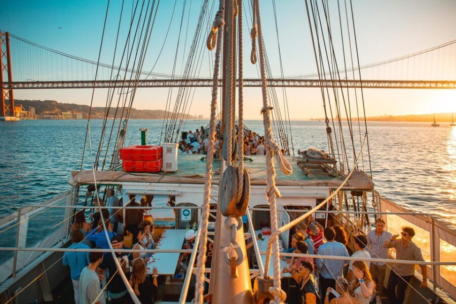 Lisbon Boat Party - Live DJ & Afterparty with VIP Club entry - Meeting the boat: finding Principe Perfeito