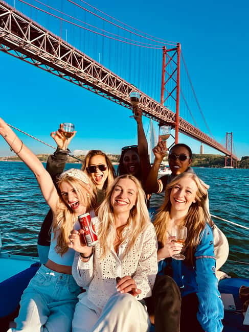 Lisbon: Boat Tour 2:30H w/ Welcome Drink and Snacks - Key takeaways before you go