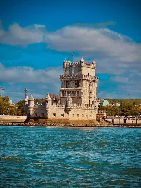 Lisbon: Boat Tour 2:30H w/ Welcome Drink and Snacks - Welcome Drink and Snacks While You Watch the City Slide By