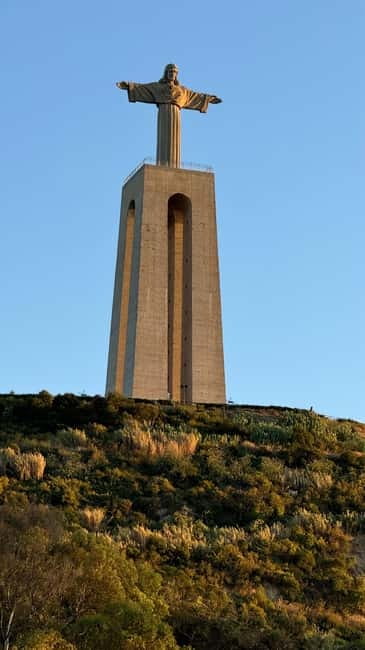 Lisbon: Boat Tour 2:30H w/ Welcome Drink and Snacks - Music, Stories, and Sailing Skills: The Value Beyond the Sights