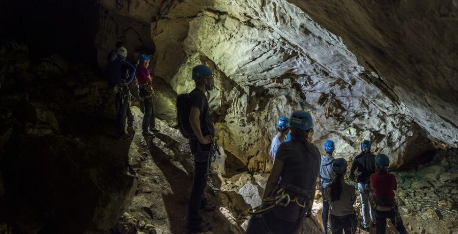 Lisbon: Caving in Arrábida Natural Park, Setubal, Sesimbra - Gear check and safety briefing: what you wear before the first climb