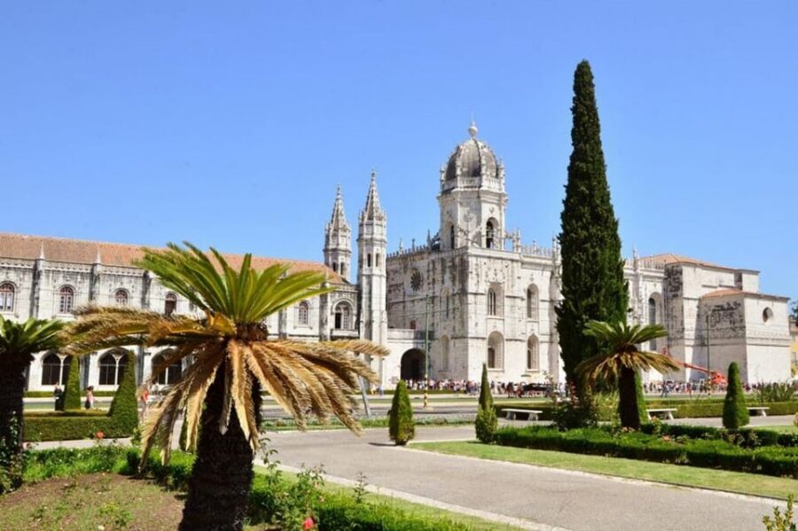 Lisbon City Tour: All Must-See Attractions with Expert Guide - Cristo Rei to Jerónimos: the Belém corridor made practical