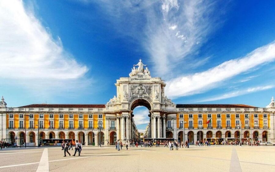 Lisbon City Tour: All Must-See Attractions with Expert Guide - Sé de Lisboa and Praça do Comércio: old Lisbon meets the river