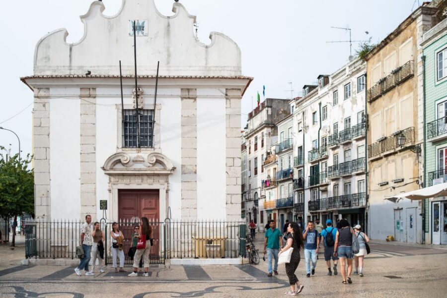 Lisbon: Fado & Food Tour with Live Show & Traditional Dinner - Who this Lisbon night fits best