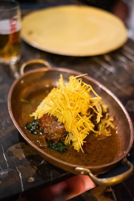 Lisbon: Fado & Food Tour with Live Show & Traditional Dinner - Ourives Petisqueira: petiscos, a beer, and the former jewellery atelier vibe