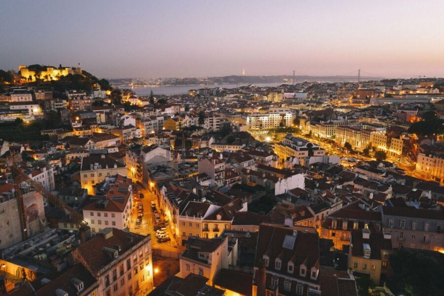 Lisbon: Fado Night Tour - Dinner Time and the Live Fado Performance That Gives You Goosebumps