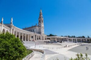 Lisbon: Fatima, Batalha, Nazare and Obidos Tour Hotel Pickup - Lisbon pickup and the 8-seat van rhythm