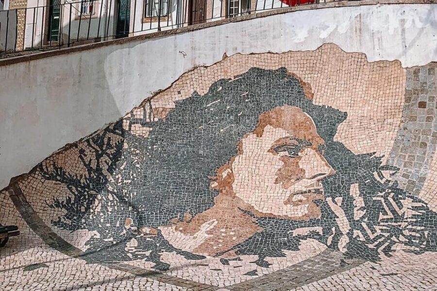 Lisbon: Flexible Walking Tour of Alfama - Before you start: Casa dos Bicos, a charged phone, and one serious climb