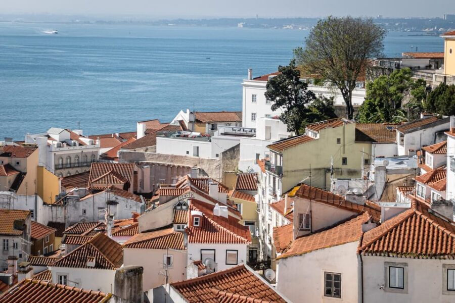 Lisbon: Flexible Walking Tour of Alfama - Casa dos Bicos to Chafariz de Dentro: getting oriented in Alfama fast