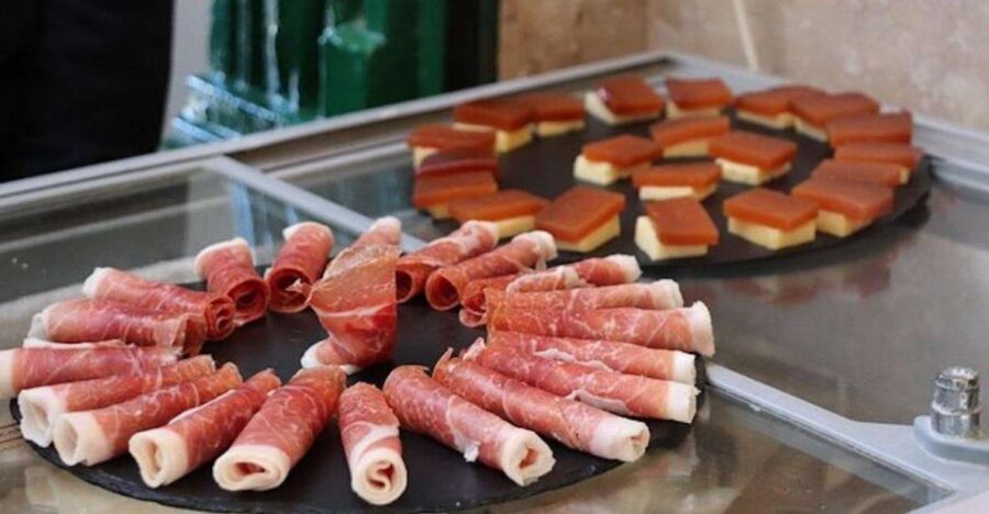 Lisbon Food and Wine Walking Tour - A 3-hour walk that’s built around the clock (and the appetite)