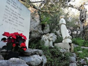 Lisbon: Full-Day Private Guided Tour to Fátima - The Chapel of the Apparitions: the spiritual center first